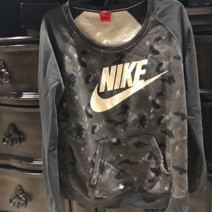 Camo Nike pull over w/pockets